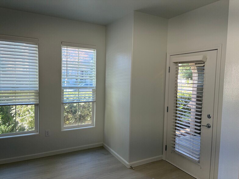 Building Photo - 5350 Dunlay Dr