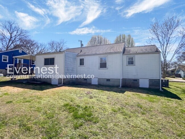Building Photo - 3 Bed/1.5 Bath Home with Off-Street Parking / Pet-Friendly / Coming Soon!