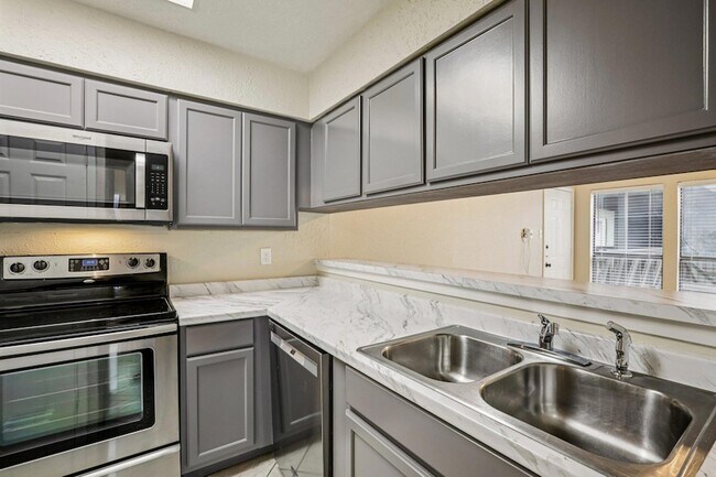 Building Photo - 807 W 25th St