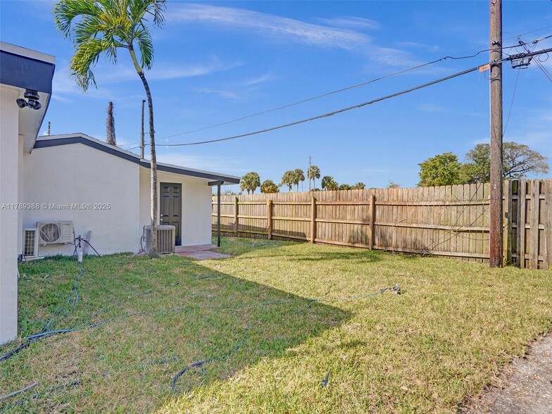 Building Photo - 6147 SW 40th St