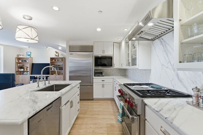 Building Photo - Boutique Bainbridge Condominium