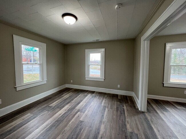 Building Photo - 3 Bedroom 1 Bathroom Home Located In Green...