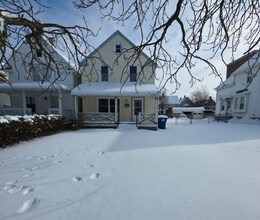 Building Photo - Single Family Home 3 beds 2 bath Available Now!