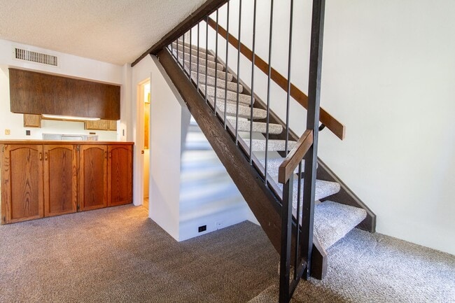 Building Photo - EXCELLENT 2BED, 1.5BATH TOWNHOUSE LOCATED ...