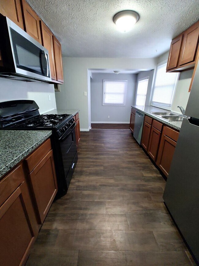 Building Photo - 1326 Eastbrook Dr