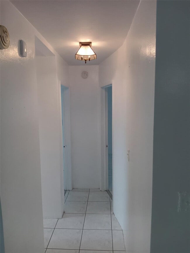 Building Photo - 120 NE 26th Ct