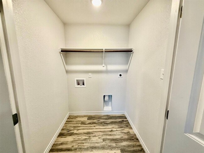 Building Photo - 209 Dolphin Dr