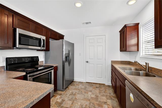 Building Photo - 704 E Sycamore St