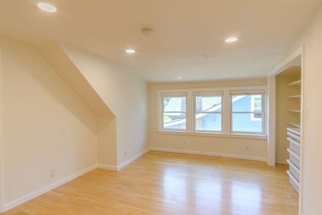 Building Photo - 3Bd/1.5Ba Seattle House