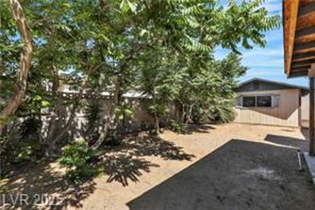 Building Photo - Spacious Single Story Home Near Sahara/Eas...