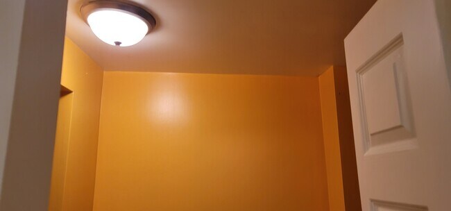 Building Photo - 2848 W Warren Blvd