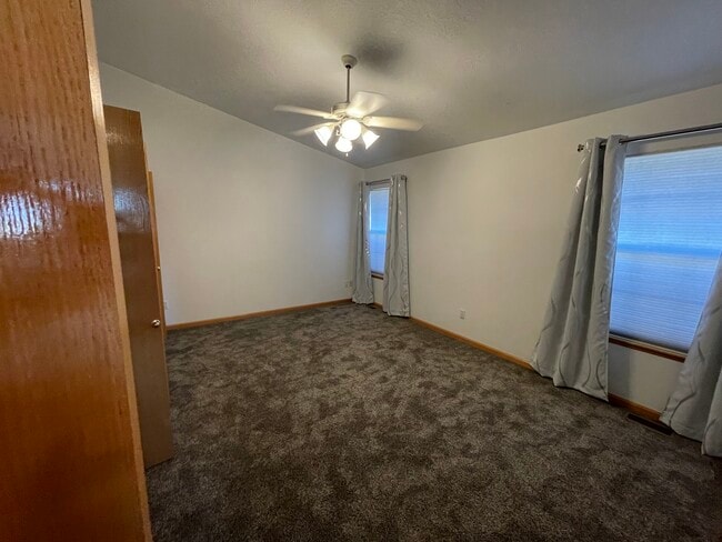 master bedroom 11,5 x 15 ft - 5305 W 11th Street Rd