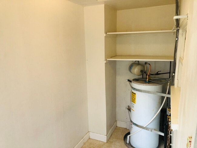 Building Photo - Freshly updated 3-bedroom 1 bath house off of River Rd. MOVE IN SPECIAL!