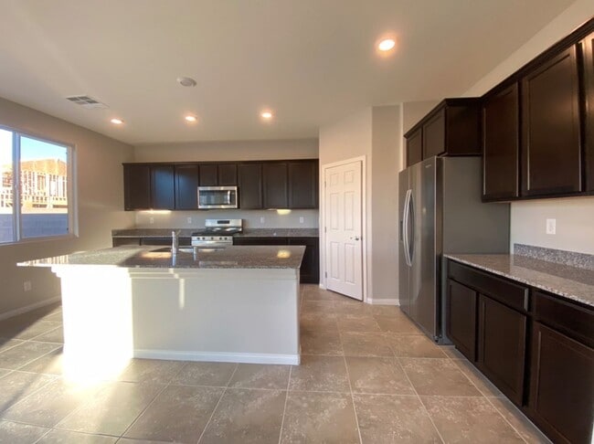 Building Photo - 4 BED 2.5 BATH 2 CAR GARAGE,  LARGE CORNER...