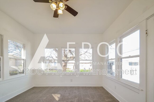 Building Photo - 706 Van Buren St