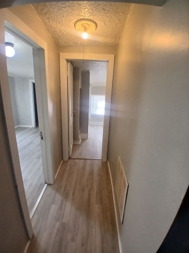 Building Photo - Cozy 3 Bedroom Upstairs Apartment- Available Now!