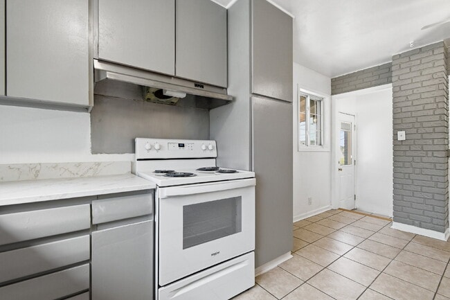 Building Photo - Charming 3-Bedroom with 2 Baths and Extra Room in Basement!