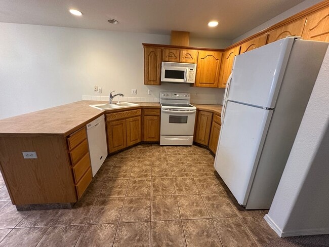 Building Photo - Spacious 2 bed/2.5 bath with bonus room townhome off Road 68