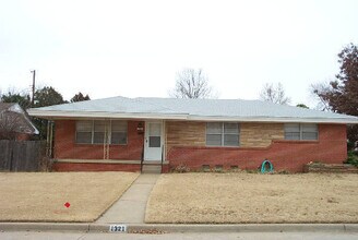 Building Photo - Awesome 3 Bedroom Home with Wood Floors lo...