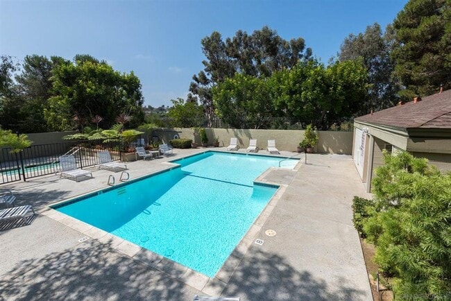 Building Photo - Beautiful townhome in La Jolla!  Three bedrooms plus office/extra bedroom! Available immediately!