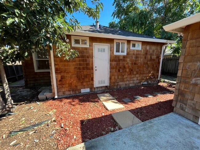 Building Photo - Great Student Housing.  3bd (Has been converted to 4 bedroom in past) 3bath house a block and a h...