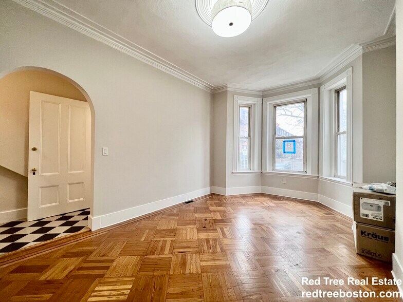 Building Photo - 564 E 5th St