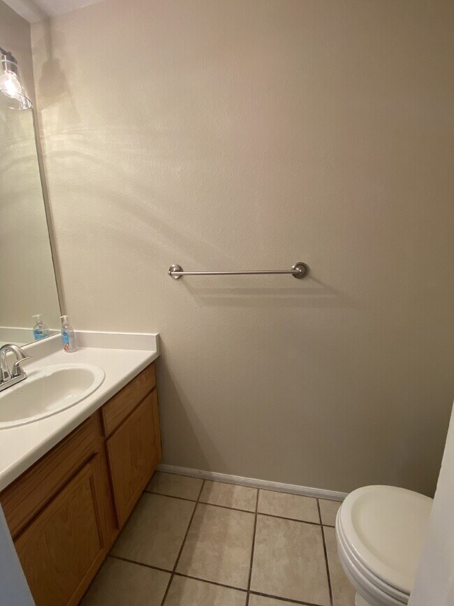 Building Photo - 3 bedroom townhouse - Plumtree