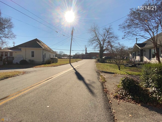 Building Photo - 107 Ford St