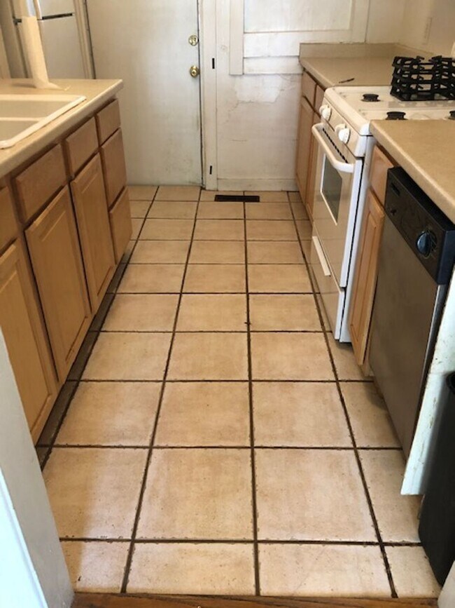 Building Photo - Adorable 2brm 1 bath bungalow in central m...