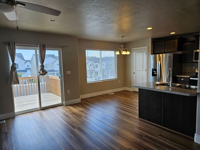 Building Photo - Charming 3 Bed, 2.5 Bath in Tooele