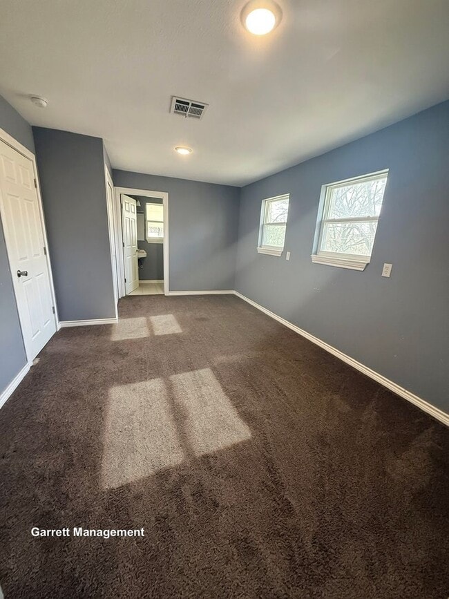 Building Photo - Spacious 5 Bedroom, 3 bath