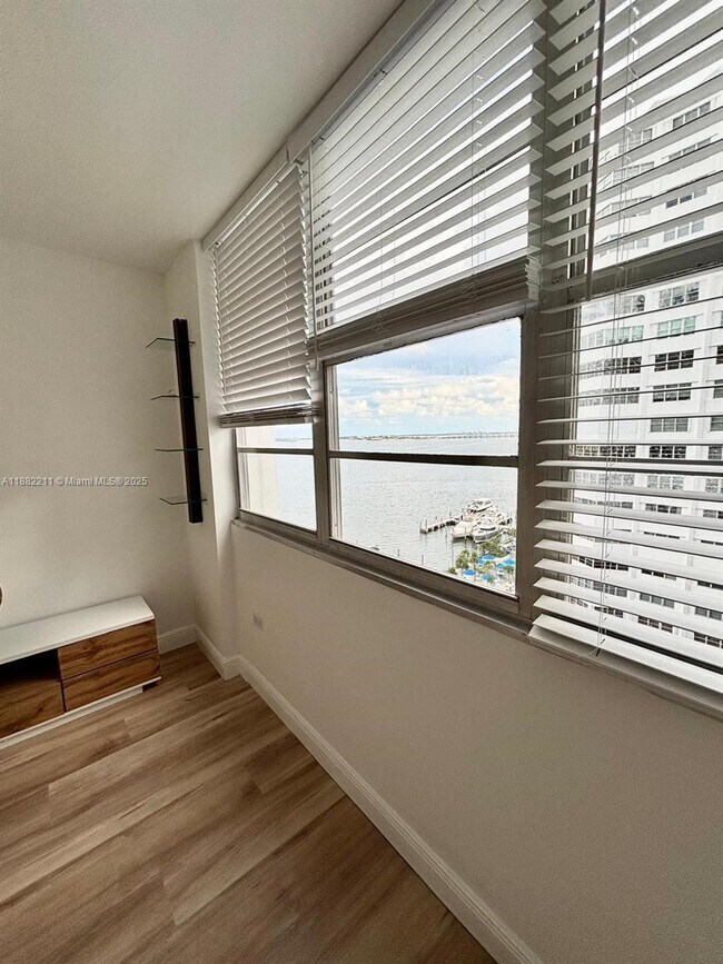 Building Photo - 801 Brickell Bay Dr