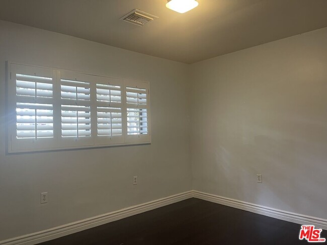 Building Photo - 5320 Palm Dr