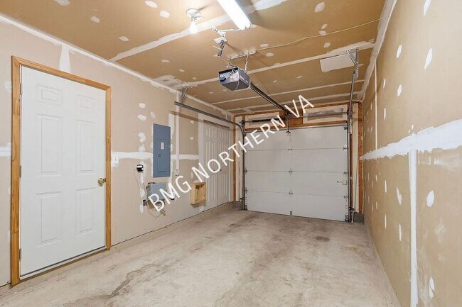Building Photo - 1881 Crescent Park Dr