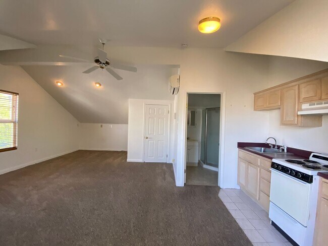 Building Photo - 566 Versailles Ln