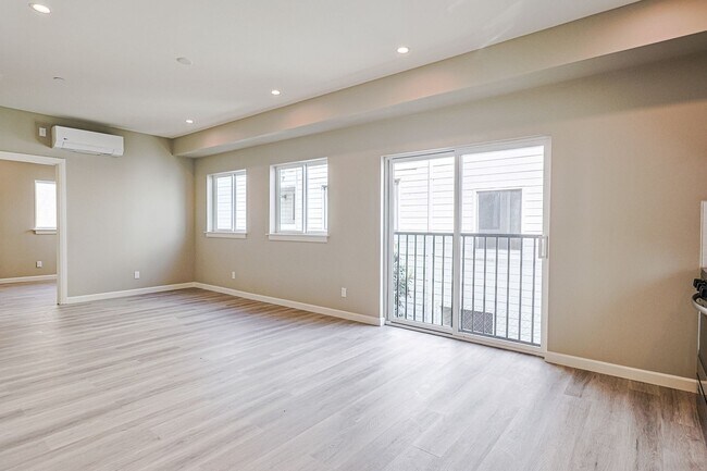 Building Photo - Newly built 4 bed/4 bath townhome in a 6-u...