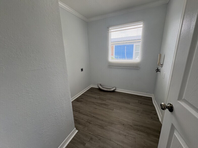 Laundry Room - 2203 Cochran St