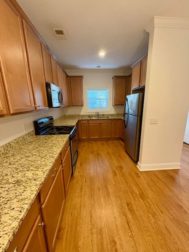 Building Photo - Desirable Two-story Lake Palmetto Townhouse