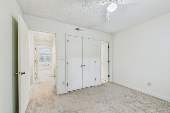 Building Photo - Charming 3-Bedroom Townhome in Sunset Woods