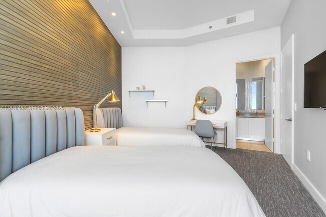 Building Photo - 16001 Collins Ave