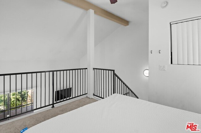 Building Photo - 10982 Roebling Ave