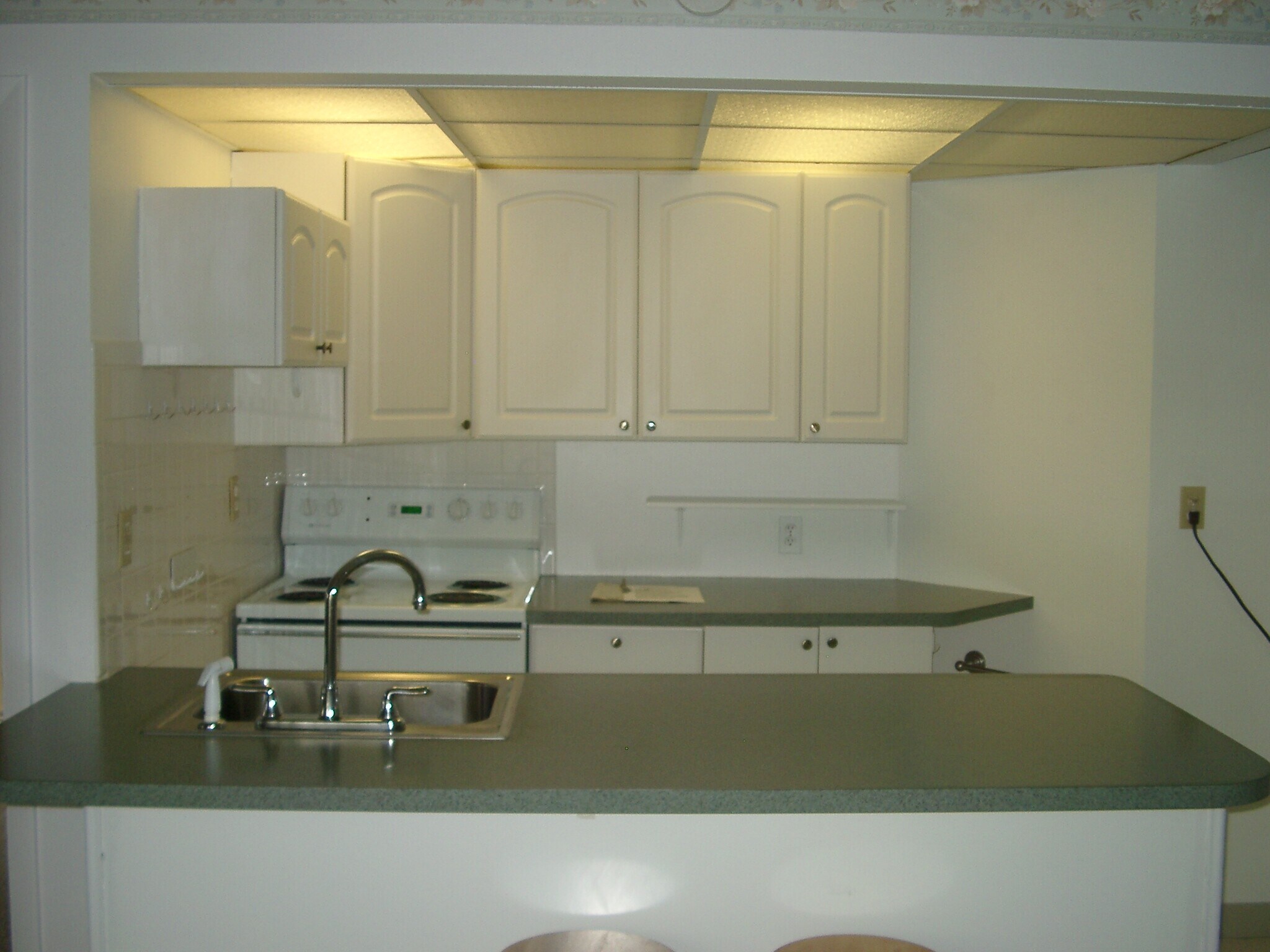 Kitchen with ample storage space - 638 Gilcrest Rd