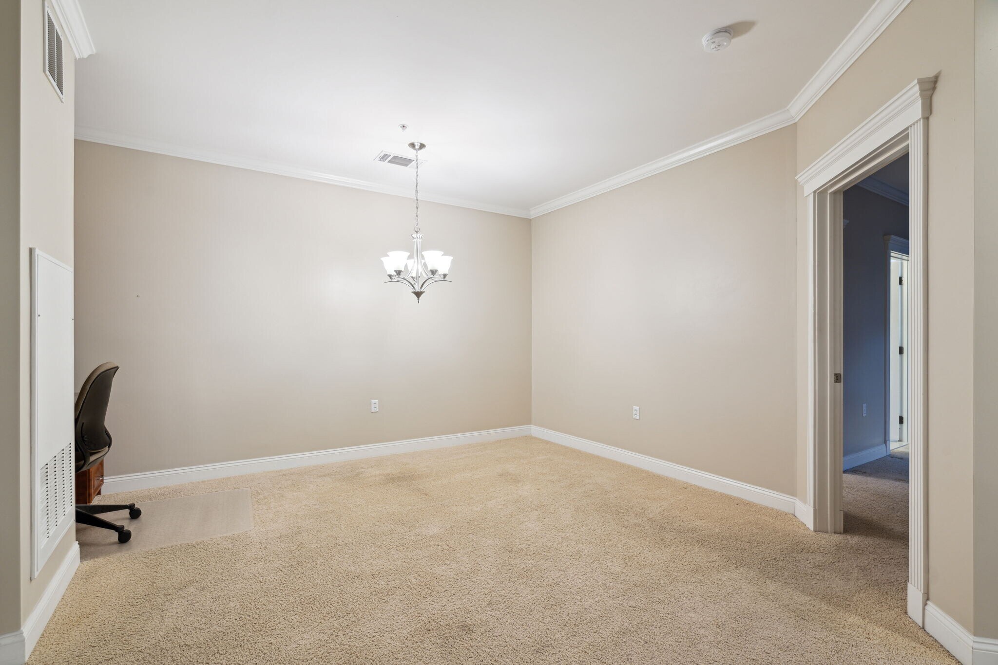 Building Photo - 300 W Elm St