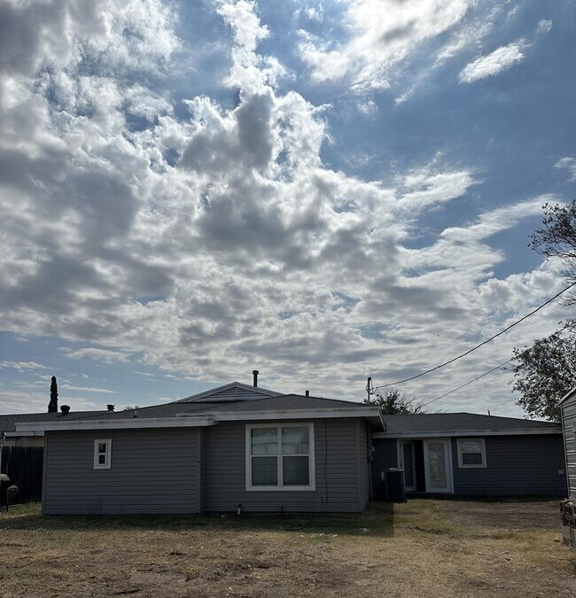 Building Photo - 1711 Doran Dr