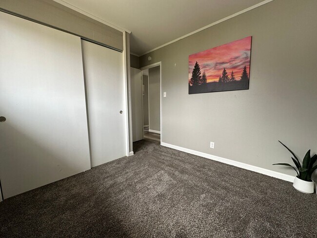 Building Photo - Spacious 2 bed, 1 bath home for rent in NE Waterloo available IMMEDIATELY .