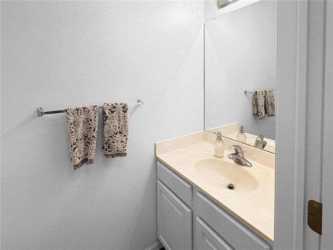 Building Photo - 13852 Hyacinth Dr