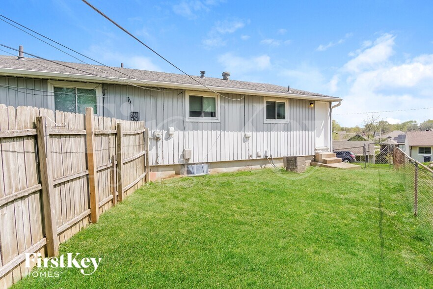 Building Photo - 5042 N Bellaire Ave