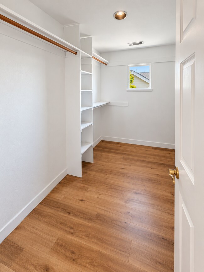 Building Photo - 3071 Crestablanca Dr