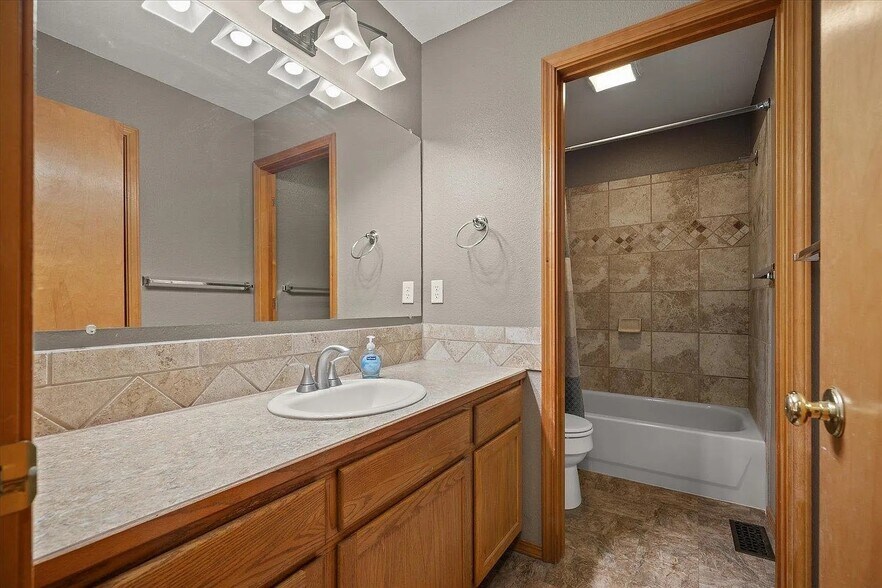 Building Photo - 4017 E 33rd Ave