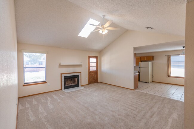 Building Photo - 3 Bedroom 2 Bath Home